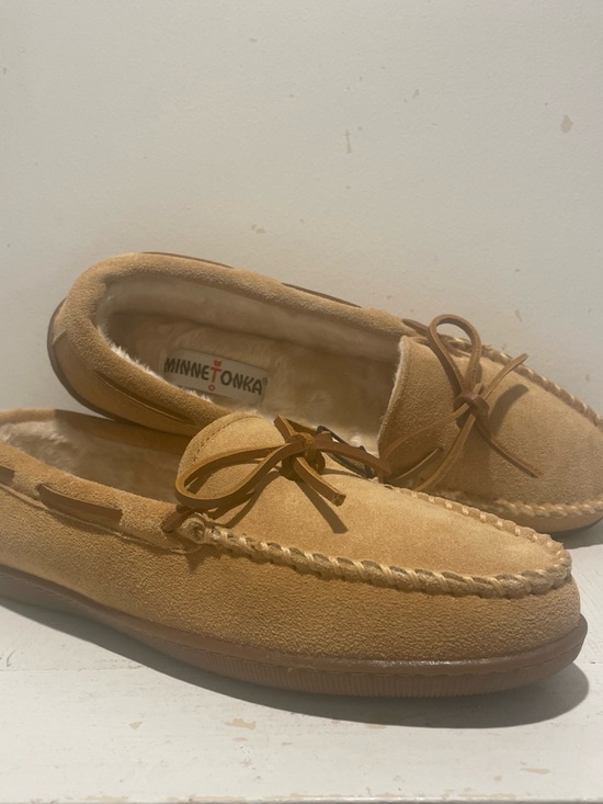 Minnetonka Shoes - NWOT Minnetonka Women’s 11 Tan Suede Moccasin Slipper